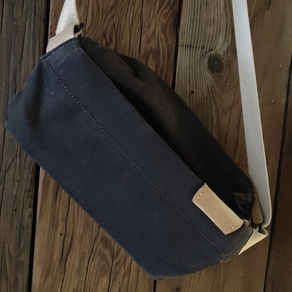 Bellroy sling crossbody slate gray with beige strap magnetic closure mini 4L - Picture 1 of 4